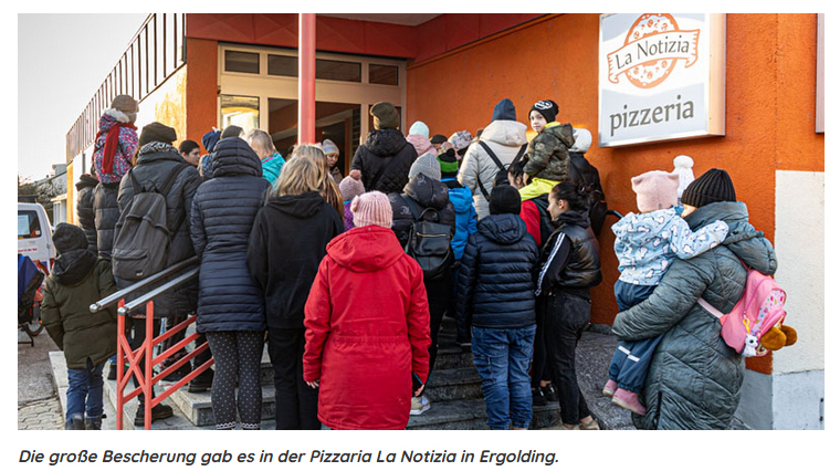 Rundschau24 Weihnachtswunschbaum-Aktion 2023 - Gäste vor Pizzeria